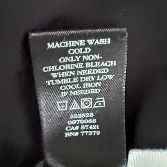 Ann Taylor Petite Women’s black sleeveless top with 1/4 zipper back. SP NWOT - Picture 4 of 5